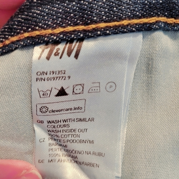 NWT H&M &Denim Rolled Frayed Cuff Jean Shorts - Picture 4 of 4